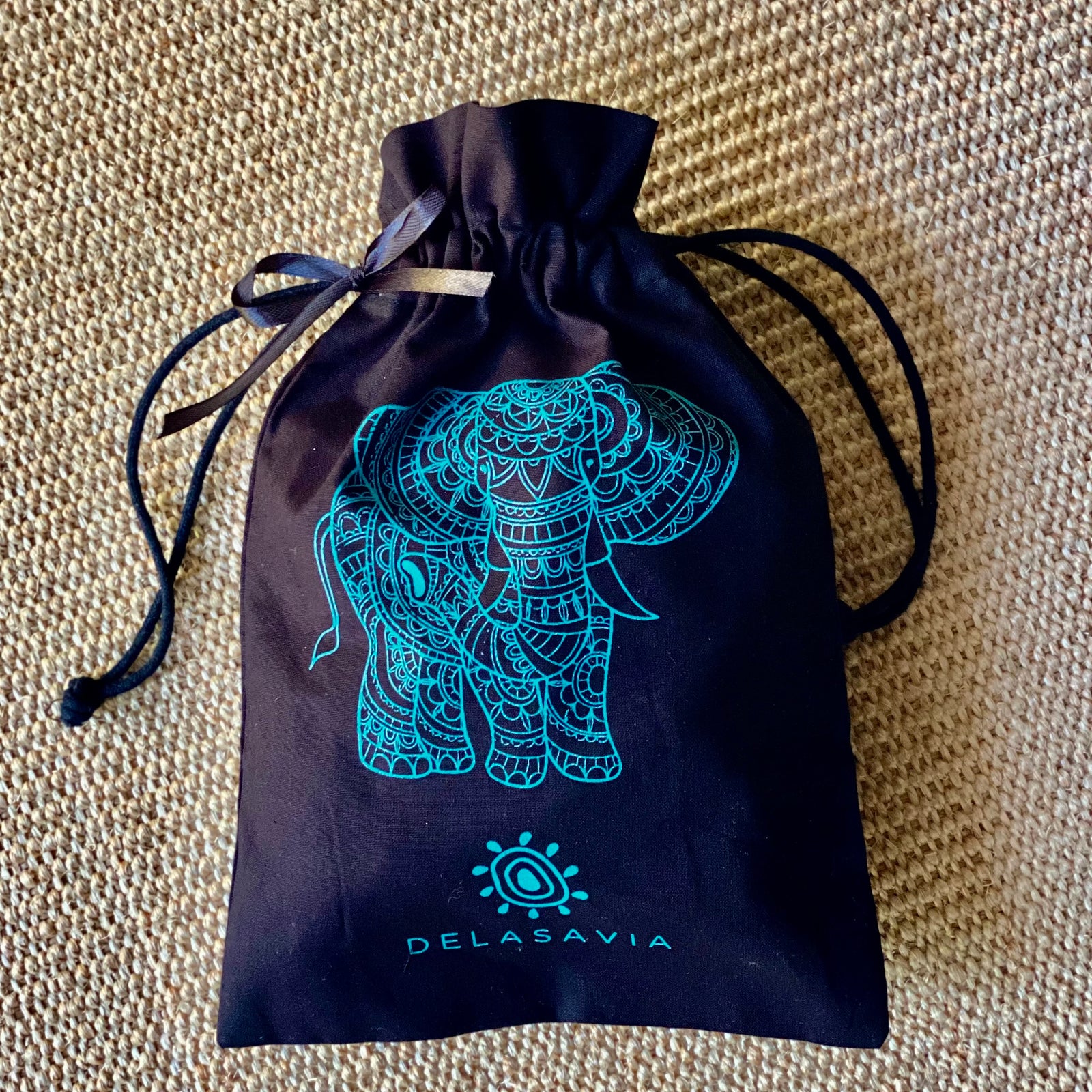 Bolsa de regalo: un símbolo que protege y conecta 🩵